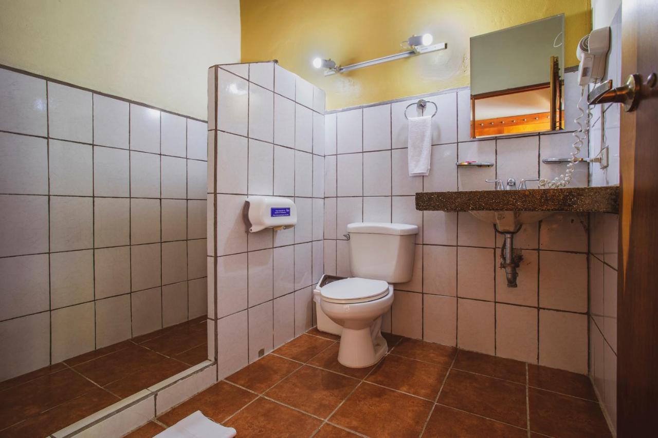Hotel La Hacienda Quesada  エクステリア 写真