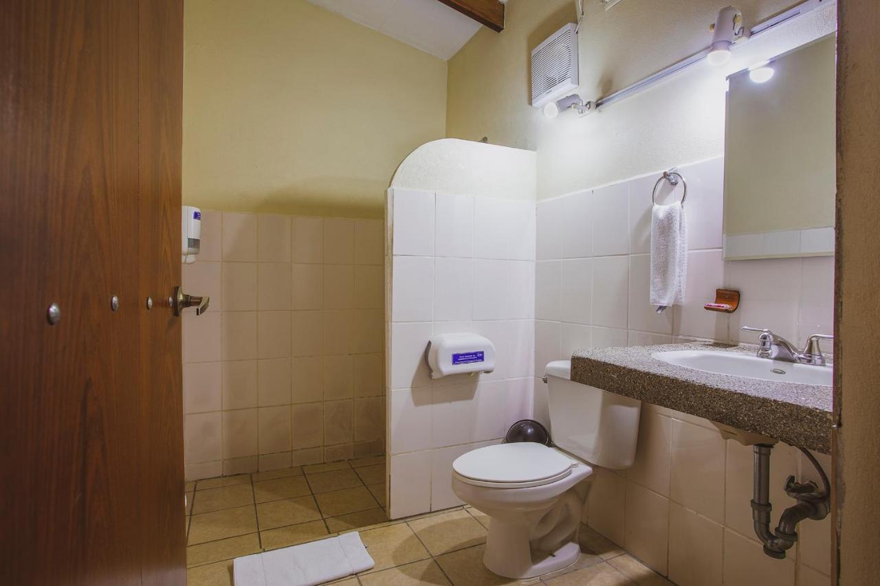 Hotel La Hacienda Quesada  エクステリア 写真
